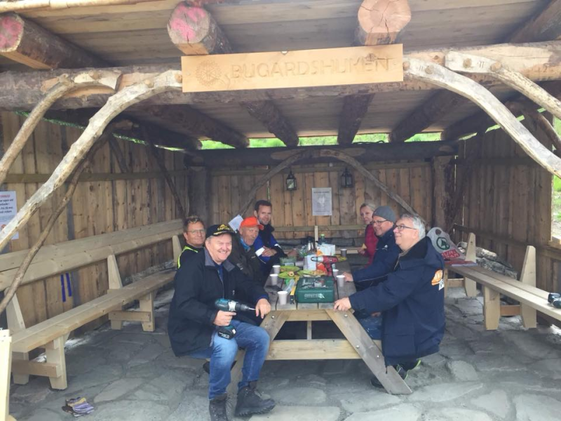 Fast monterte benkar med bord på Bugardshuken!