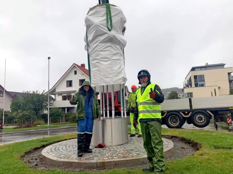 Høddmonumentet ble løftet på plass i dag